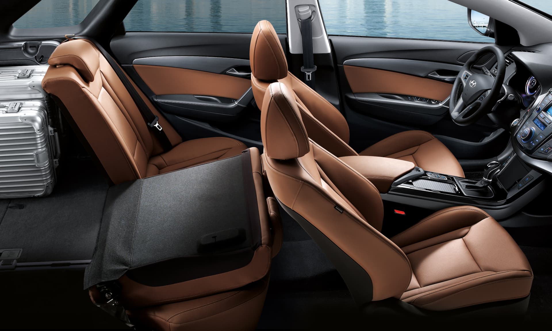 Vista de los asientos de cuero con detalle de la consola central.