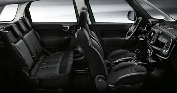 Vista lateral del interior del Fiat 500L destacando el diseño de los asientos.