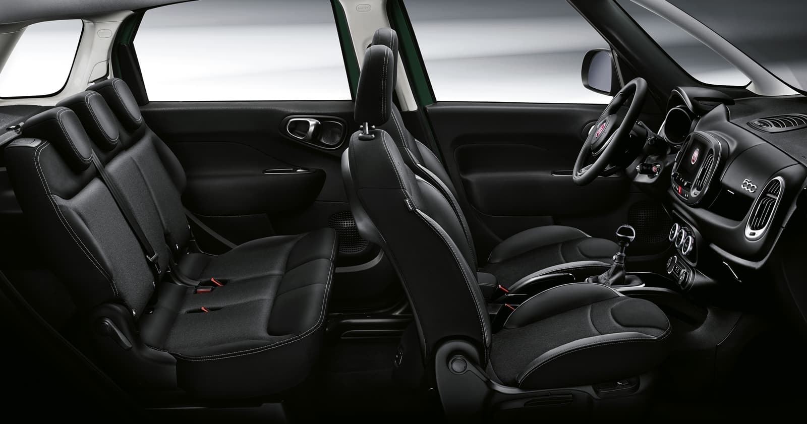 Vista lateral del interior del Fiat 500L destacando el diseño de los asientos.