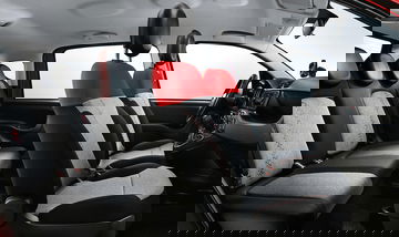 Vista frontal de los asientos del Fiat Panda, destacando su diseño ergonómico y tapicería bicolore.
