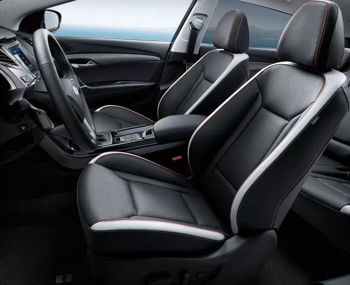 Vista de los asientos de piel del Hyundai i40, mostrando su ergonomía y acabados.
