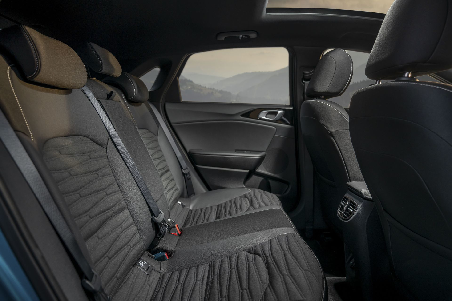 Vista de los asientos traseros del Kia Ceed, destacando su tapicería y confort.