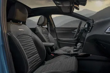 Vista lateral de los asientos y diseño interior del Kia Ceed.