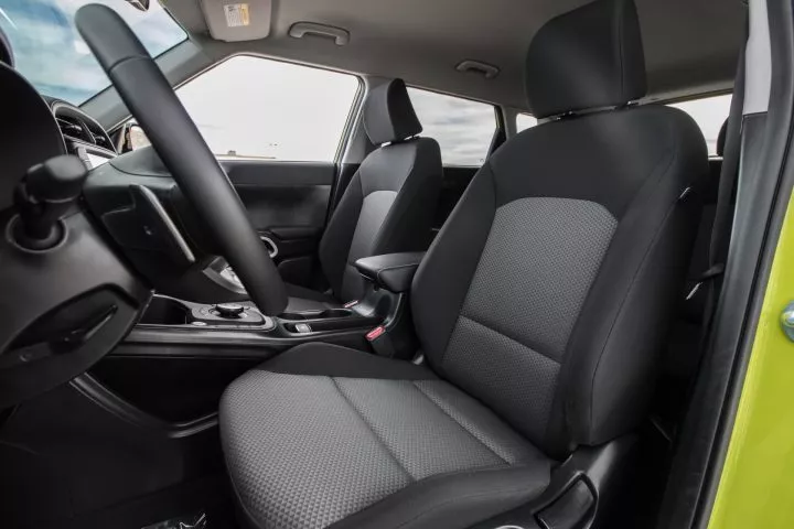 Vista lateral de los asientos delanteros del Kia e-Soul, destacando su diseño y ergonomía.