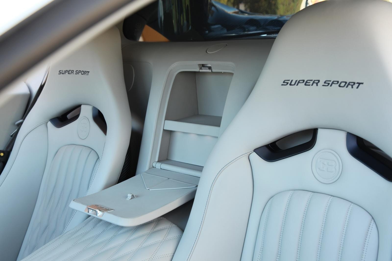 Vista del lujoso acabado y los asientos de cuero del Bugatti Veyron.