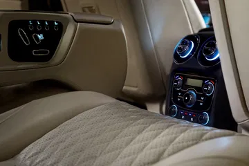 Vista del refinado interior tapizado y consola central de un Jaguar XJ.