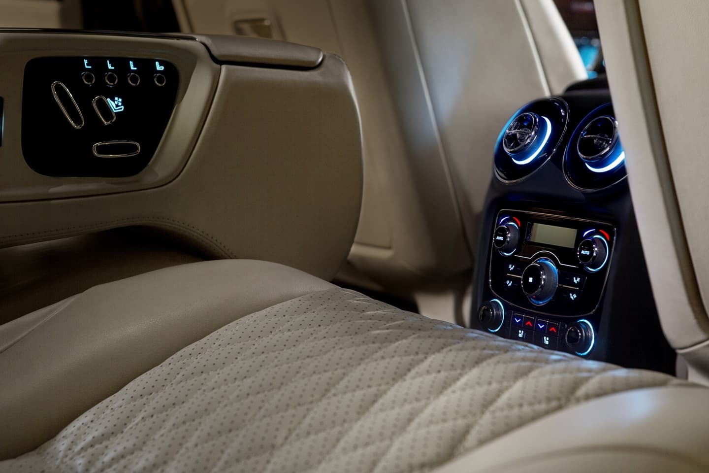 Vista del refinado interior tapizado y consola central de un Jaguar XJ.