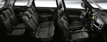 Vista del espacio y asientos traseros del Fiat 500L, destacando su amplitud.