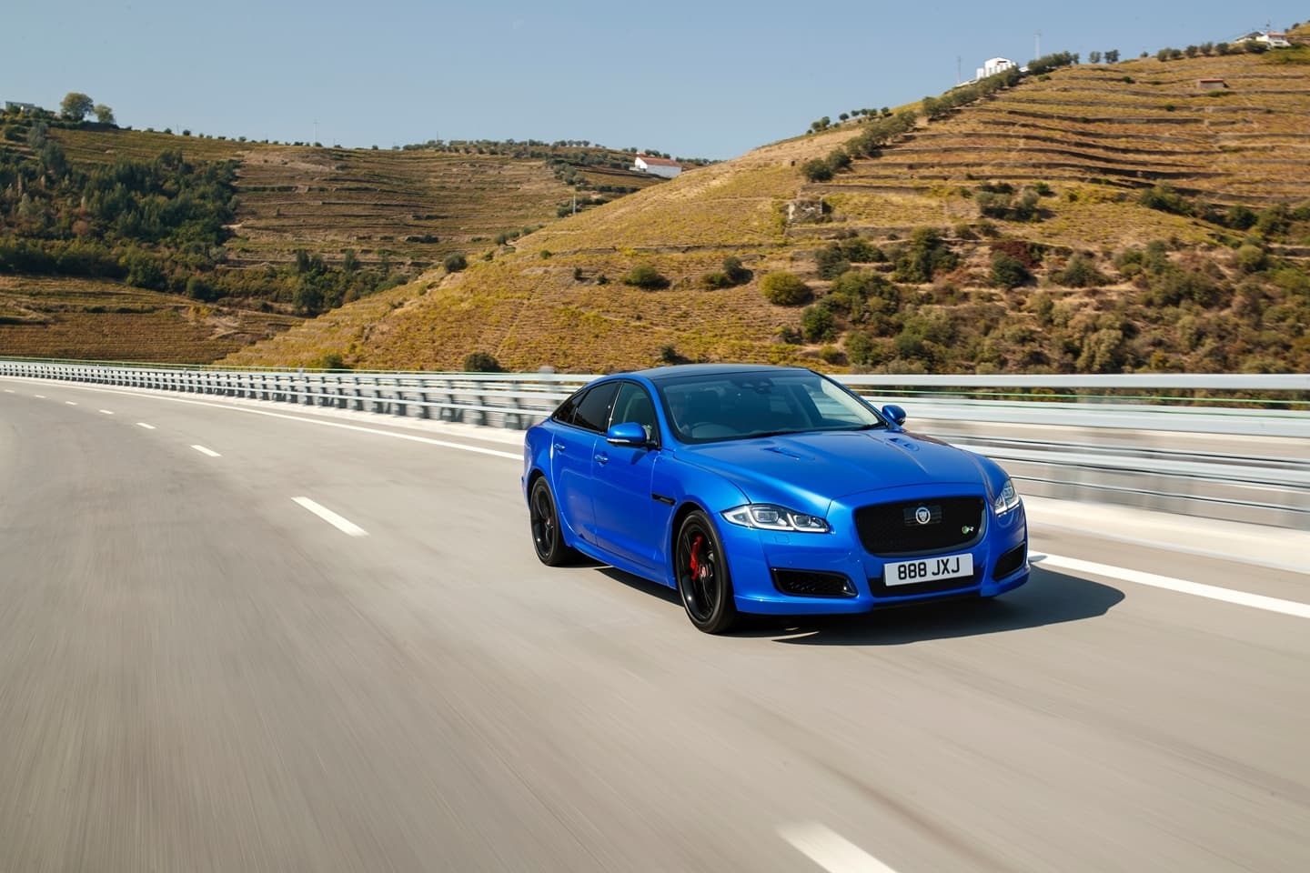 Vista dinámica del Jaguar XJ en carretera, realzando su diseño elegante y deportivo.