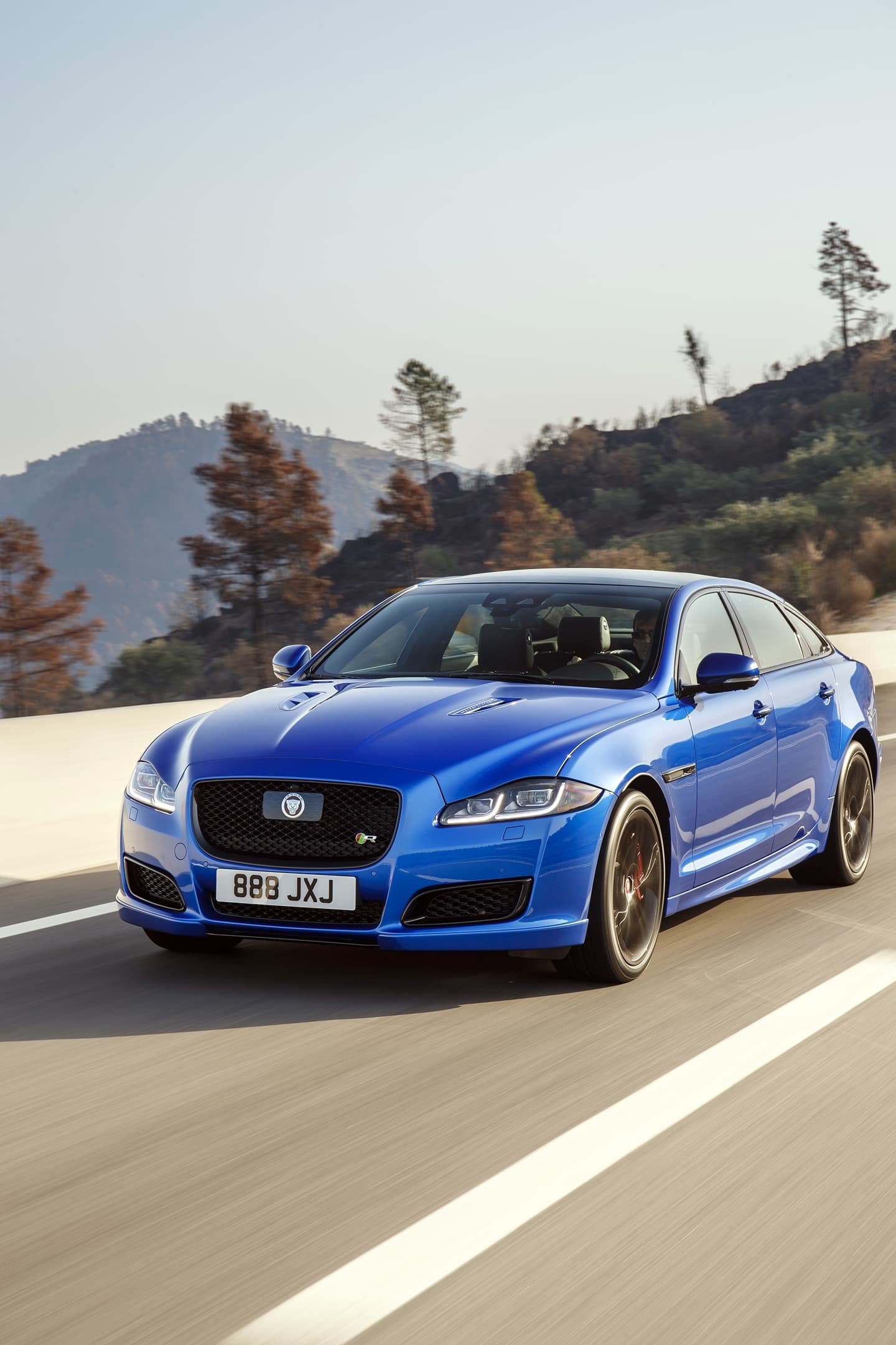Vista dinámica del Jaguar XJ en carretera, destacando su diseño deportivo