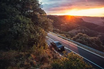 Jaguar XJ disfrutando de un atardecer en carretera con paisaje imponente