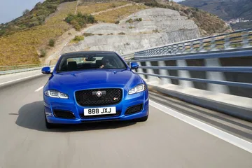 Vista del Jaguar XJ en movimiento demostrando su elegancia y potencia.