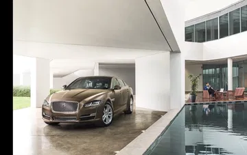 Vista delantera y lateral del Jaguar XJ, resaltando su diseño emblemático y elegante.