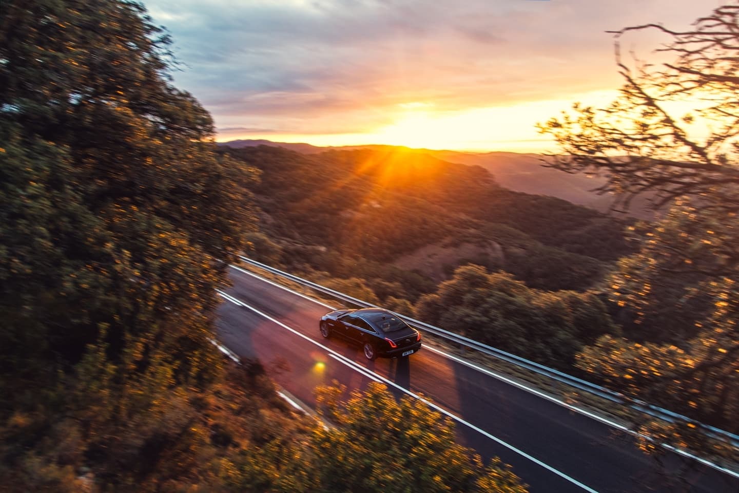 Vista de un Jaguar XJ en movimiento, capturando la elegancia de su diseño lateral.