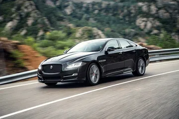 Jaguar XJ en movimiento destacando su diseño lateral.