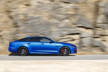 Jaguar XJ en movimiento resaltando su perfil dinámico y elegante