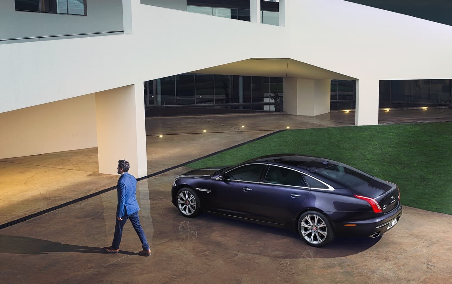 Perfil elegante y moderno del Jaguar XJ en un entorno contemporáneo.