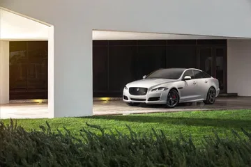 Vista nocturna del Jaguar XJ con iluminación que realza su diseño aerodinámico.
