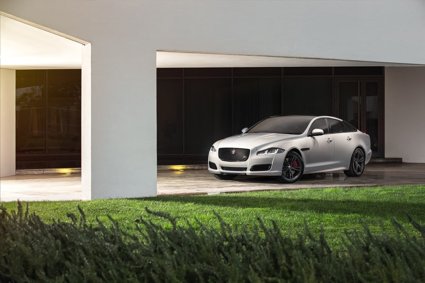 Vista nocturna del Jaguar XJ con iluminación que realza su diseño aerodinámico.