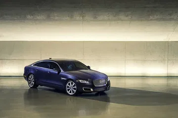 Vista lateral del Jaguar XJ que muestra su elegante línea de diseño.