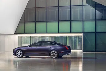 Vista lateral del Jaguar XJ que muestra su perfil aerodinámico.