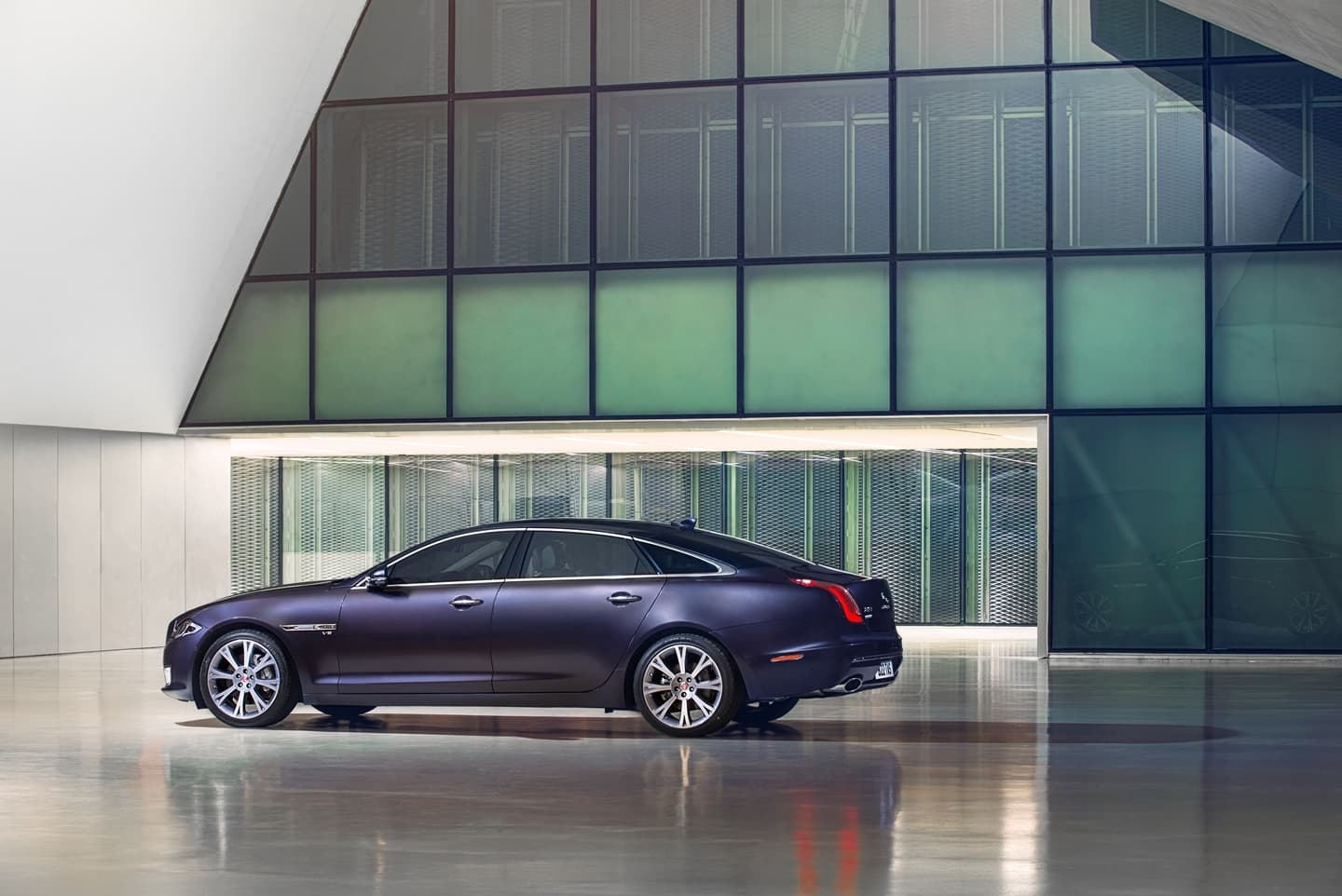 Vista lateral del Jaguar XJ que muestra su perfil aerodinámico.