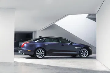 Elegancia británica reflejada en el perfil lateral del Jaguar XJ.