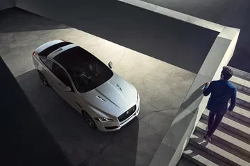 Imagen aérea mostrando el techo panorámico del Jaguar XJ.