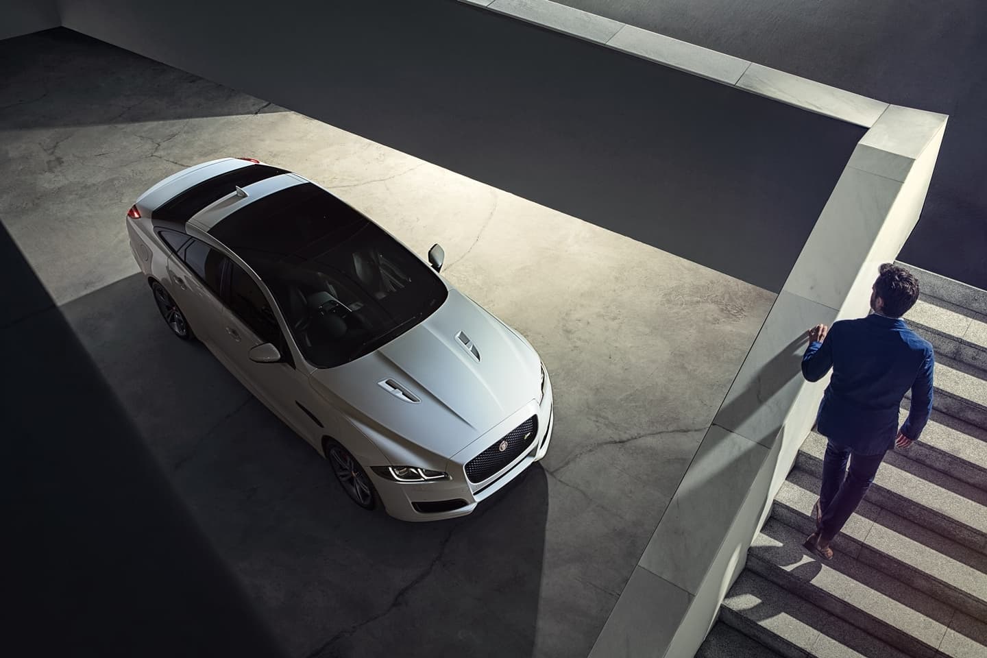 Imagen aérea mostrando el techo panorámico del Jaguar XJ.