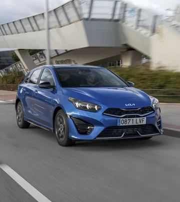 Vista frontal lateral del Kia Ceed en movimiento, destacando su diseño dinámico.