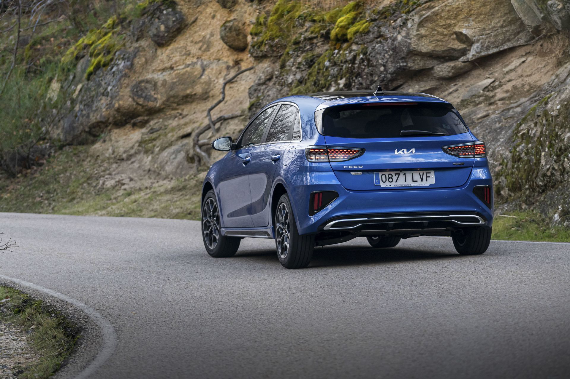 Vista dinámica del Kia Ceed mostrando su diseño trasero y lateral en movimiento.
