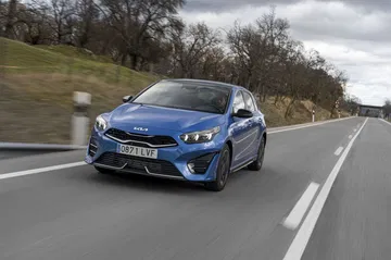 Vista dinámica del Kia Ceed mostrando su diseño delantero y lateral.