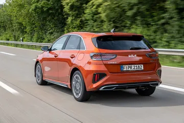 Vista dinámica del Kia Ceed mostrando su línea lateral y zaga.