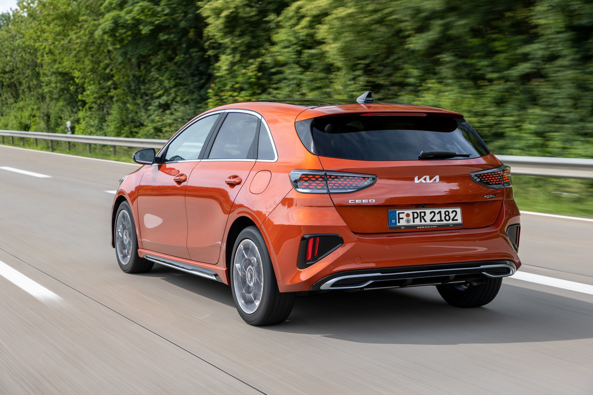 Vista dinámica del Kia Ceed mostrando su línea lateral y zaga.