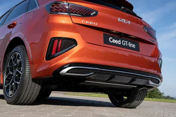 Vista trasera angular del Kia Ceed GT Line destacando su diseño deportivo.