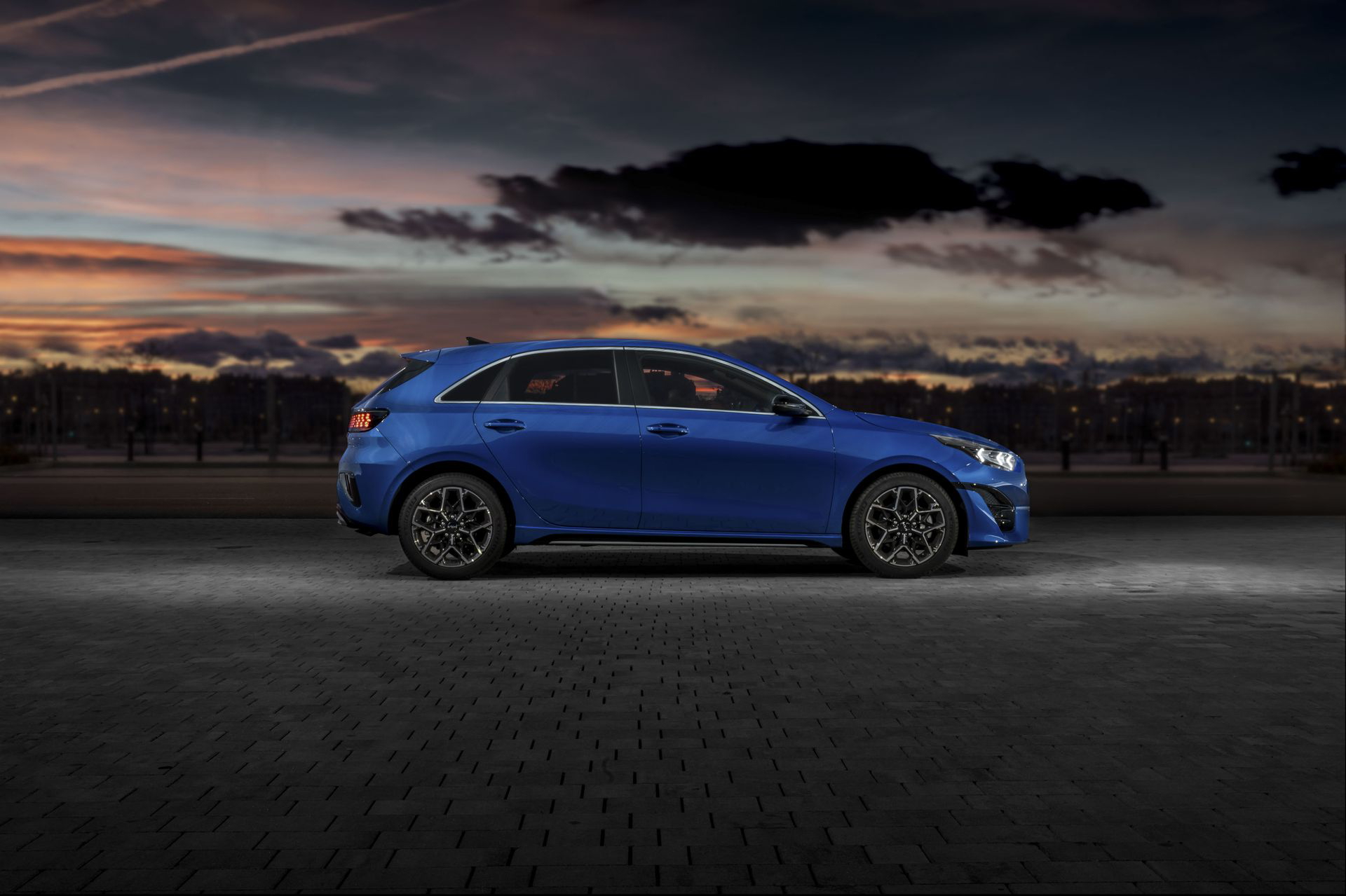 Vista lateral del Kia Ceed con iluminación crepuscular de fondo.