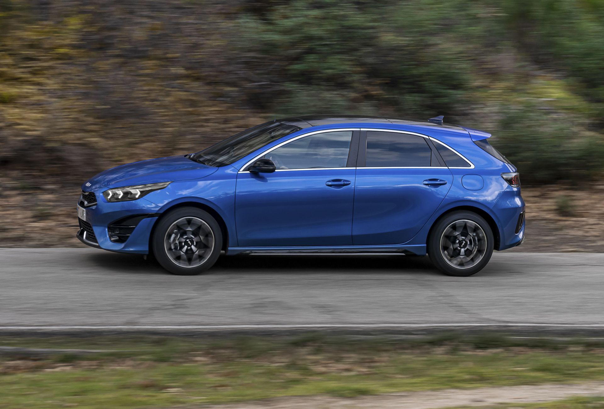 Perfil lateral del Kia Ceed en movimiento, mostrando líneas y diseño dinámico