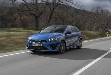 El nuevo Kia Ceed en movimiento mostrando su línea lateral y frontal.