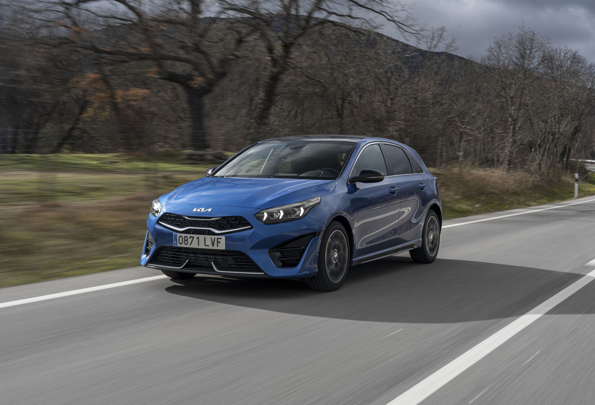 El nuevo Kia Ceed en movimiento mostrando su línea lateral y frontal.