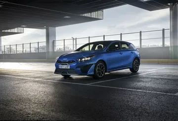 Nuevo Kia Ceed en perspectiva lateral, destacando su diseño dinámico.