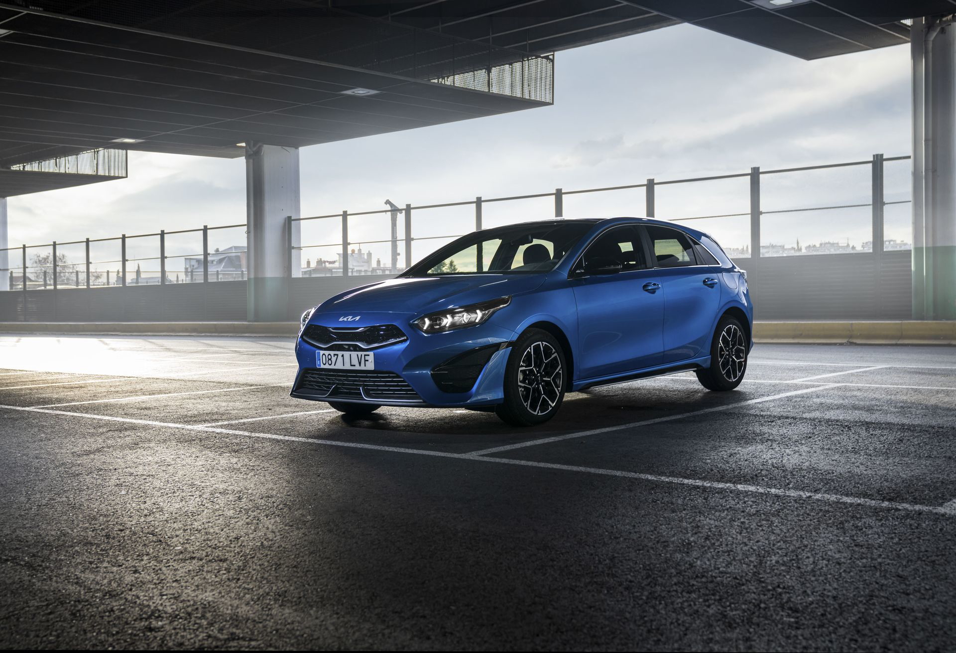 Nuevo Kia Ceed en perspectiva lateral, destacando su diseño dinámico.