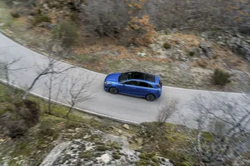 Vista aérea del Kia Ceed mostrando su dinámica en una curva cerrada.