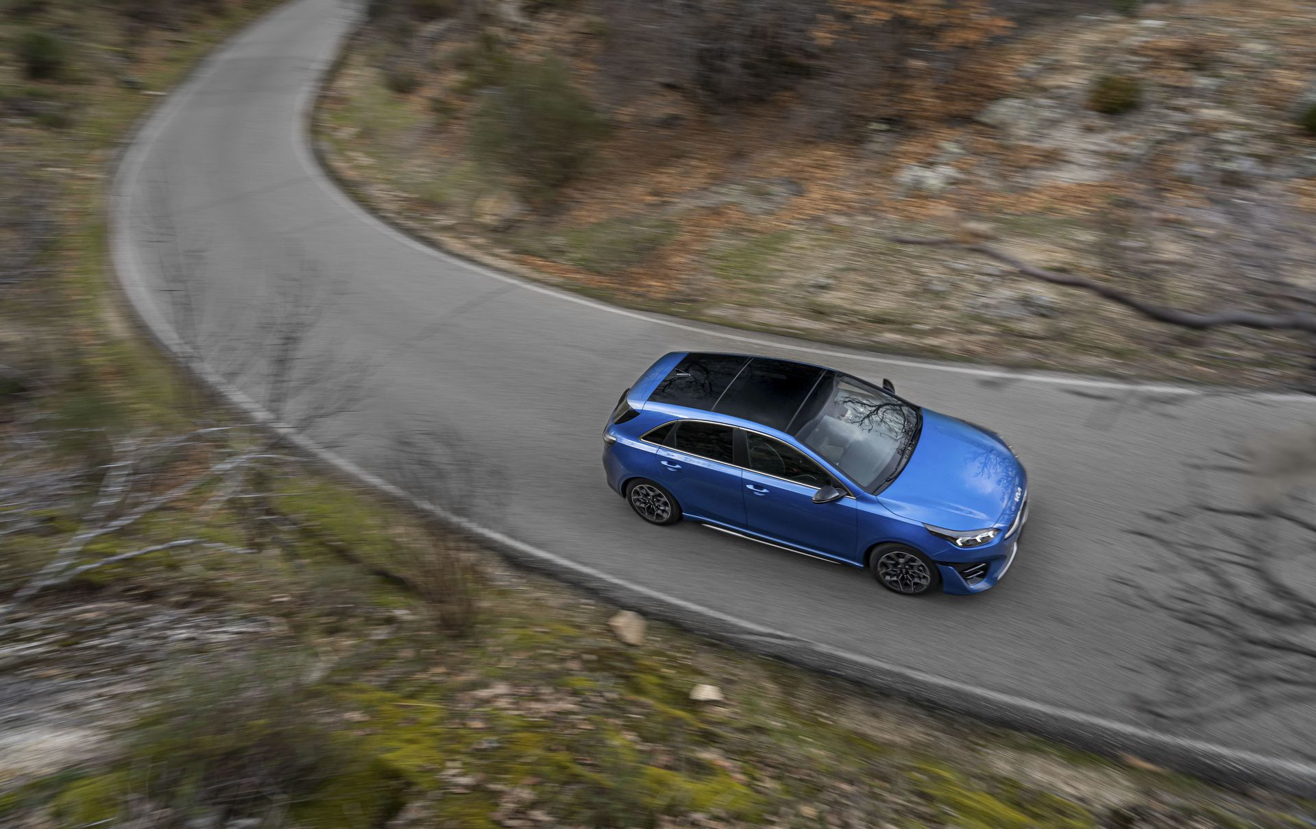 Vista aérea del Kia Ceed evidenciando su diseño lateral y techo en movimiento.