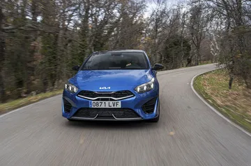 Vista frontal del Kia Ceed en movimiento, mostrando su diseño dinámico y deportivo.