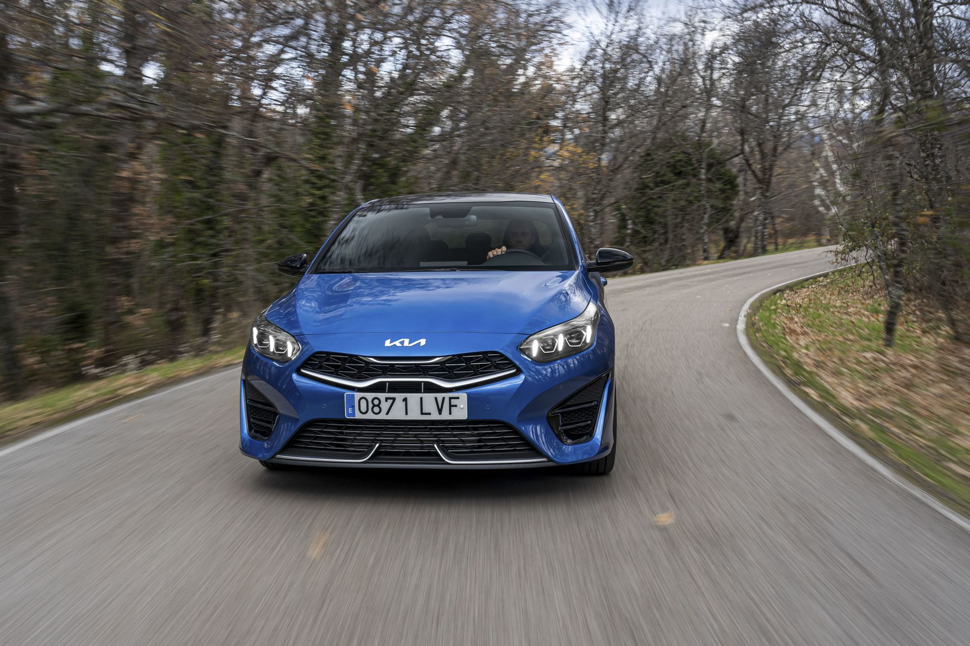 Vista frontal del Kia Ceed en movimiento, mostrando su diseño dinámico y deportivo.