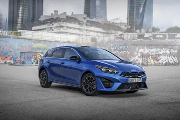Vista angular del Kia Ceed destacando su diseño dinámico