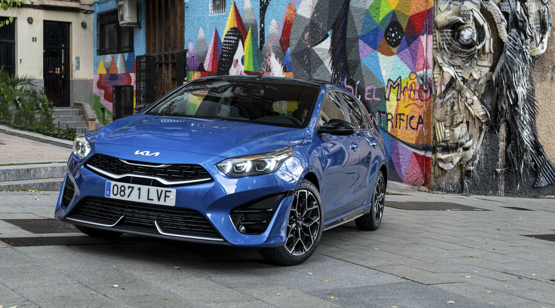 Vista dinámica Kia Ceed realzando su estética moderna y deportiva.