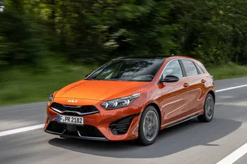 Kia Ceed en movimiento mostrando su dinámica silueta y frontal agresivo