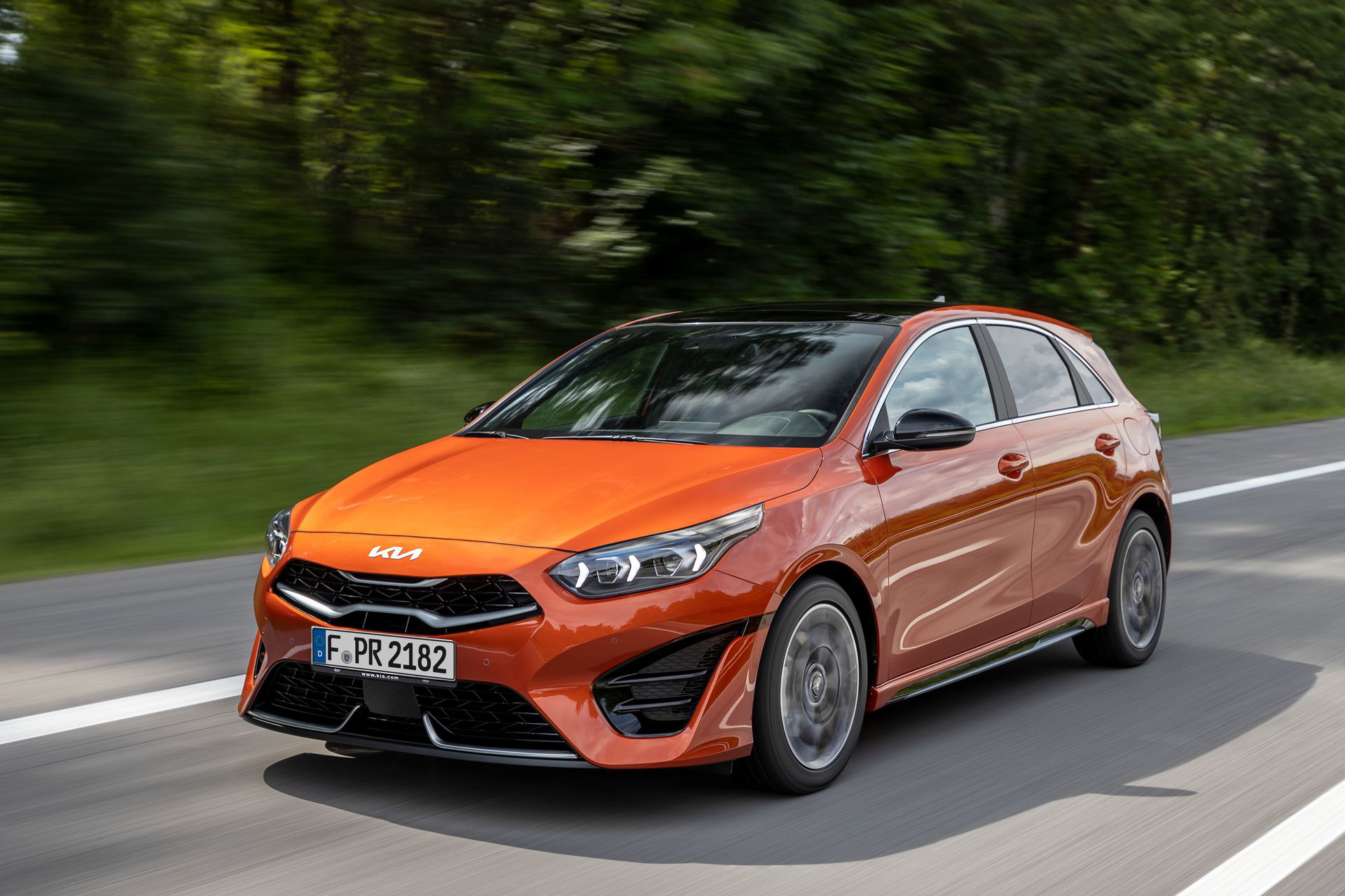Kia Ceed en movimiento mostrando su dinámica silueta y frontal agresivo