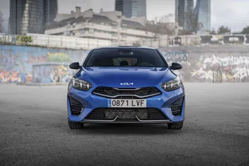 Vista frontal del Kia Ceed mostrando su parrilla y faros característicos